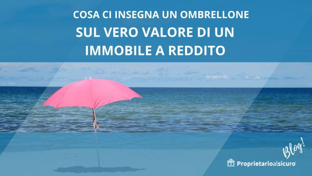 sfondo immagine di ombrellone rosa in spiaggia, scritta bianca su sfondo blu "cosa ci insegna un ombrellone sul vero valore di un immobile a reddito, in basso a destra logo casetta bianca stilizzata con scritta proprietarioalsicuro blog